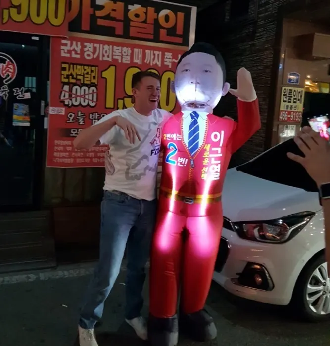 이근열 군산시장 후보가 직접 캐릭터를 쓰고 유권자들을 만나며 지지를 호소하고 있다.(사진제공=이근열 후보 사무소)