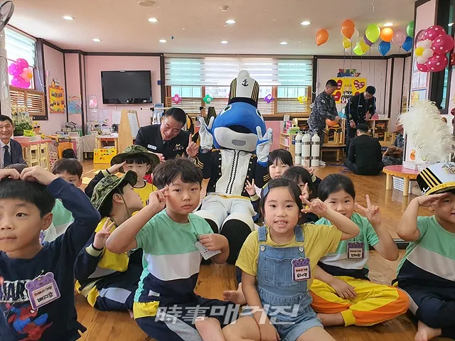 광양시는 자매결연을 맺고 있는 해군특수전전단 해난구조전대 소속 광양함 함장(중령 최진일)을 비롯한 대원들이 8일(화) 시 승격 30주년 기념 ‘제25회 광양시민의 날’을 축하해 주기 위해 광양시를 방문했다.(사진_광양시청)