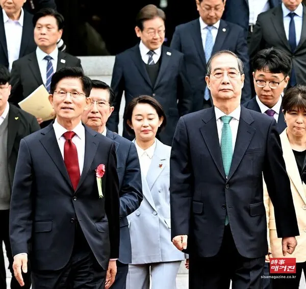 김문수 국민의힘 대선 후보와 한덕수 무소속 대선 예비후보가 지난 5일 서울 종로구 조계사에서 열린 부처님오신날 봉축법요식에 입장하고 있다.(사진_뉴시스)