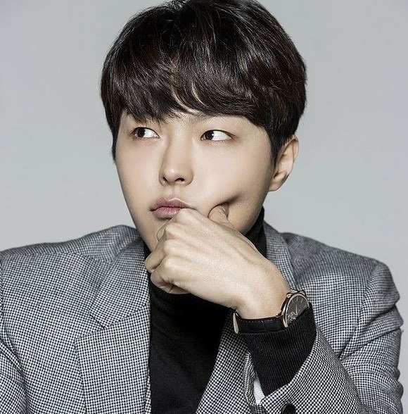뮤지컬 '기적소리'의 무대 위에 선 박시환 배우는, 말보다 숨소리와 눈빛으로 시대의 아픔을 전한다. (사진_이지뮤지컬컴퍼니)