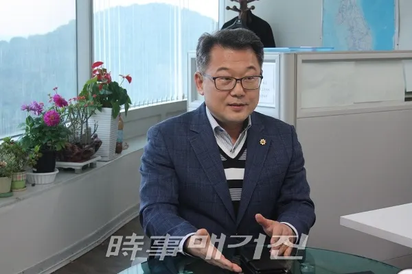 자체 모터 기술을 설명하는 해인에너지 이수명 대표