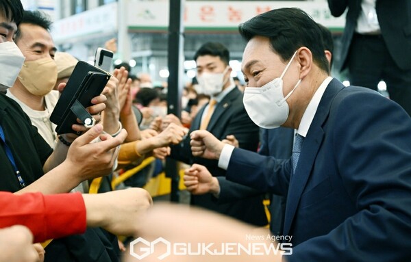 윤석열 대통령 당선인이 26일 인천 계양산전통시장을 방문해 시민들과 인사하고 있다.(사진_국제뉴스)