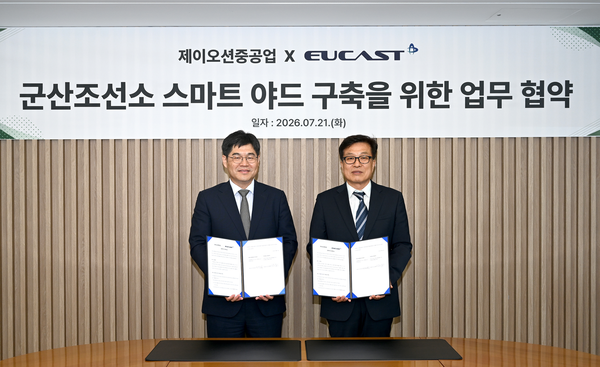 21일 유캐스트 김재형 대표(왼쪽)와 제이오션중공업 하화정 대표가 군산조선소 스마트 야드 구축을 위한 업무협약을 체결한 뒤 협약서를 들어 보이고 있다.(사진_제이오션중공업)