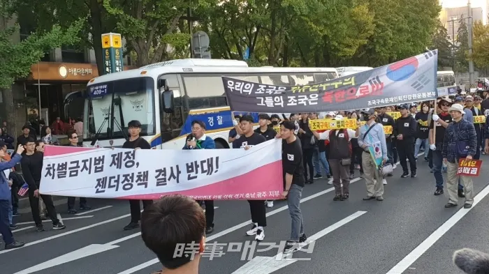 '건강사회를 위한 연대'회원들도 독재타도를 외치는 퍼포먼스를 이어갔다.