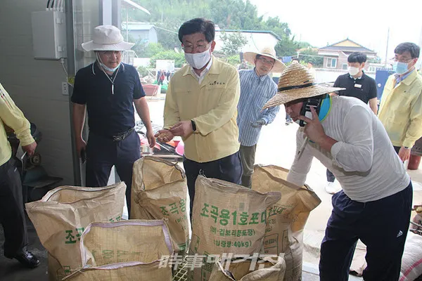 강인규 나주시장이 11일 다시면 죽산1리 죽지마을 한 주민의 곡식창고를 찾아 침수피해 상황을 점검하고 있다.(사진_나주시청)