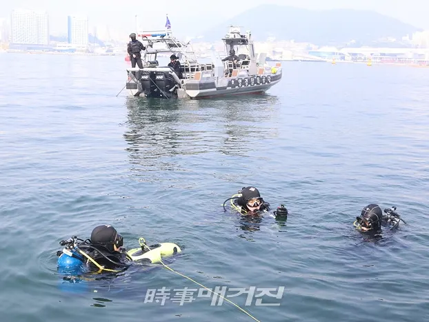 ▲ 수중 수색중인 해양경찰 특공대.(사진_서해지방해양경찰청)