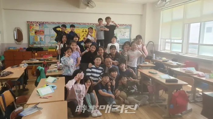 동원초 대구시의원 초청 일일교사 프로그램 실시를 하고 기념촬영을 하고 있다. 2019.05.08. (사진_대구시교육청)