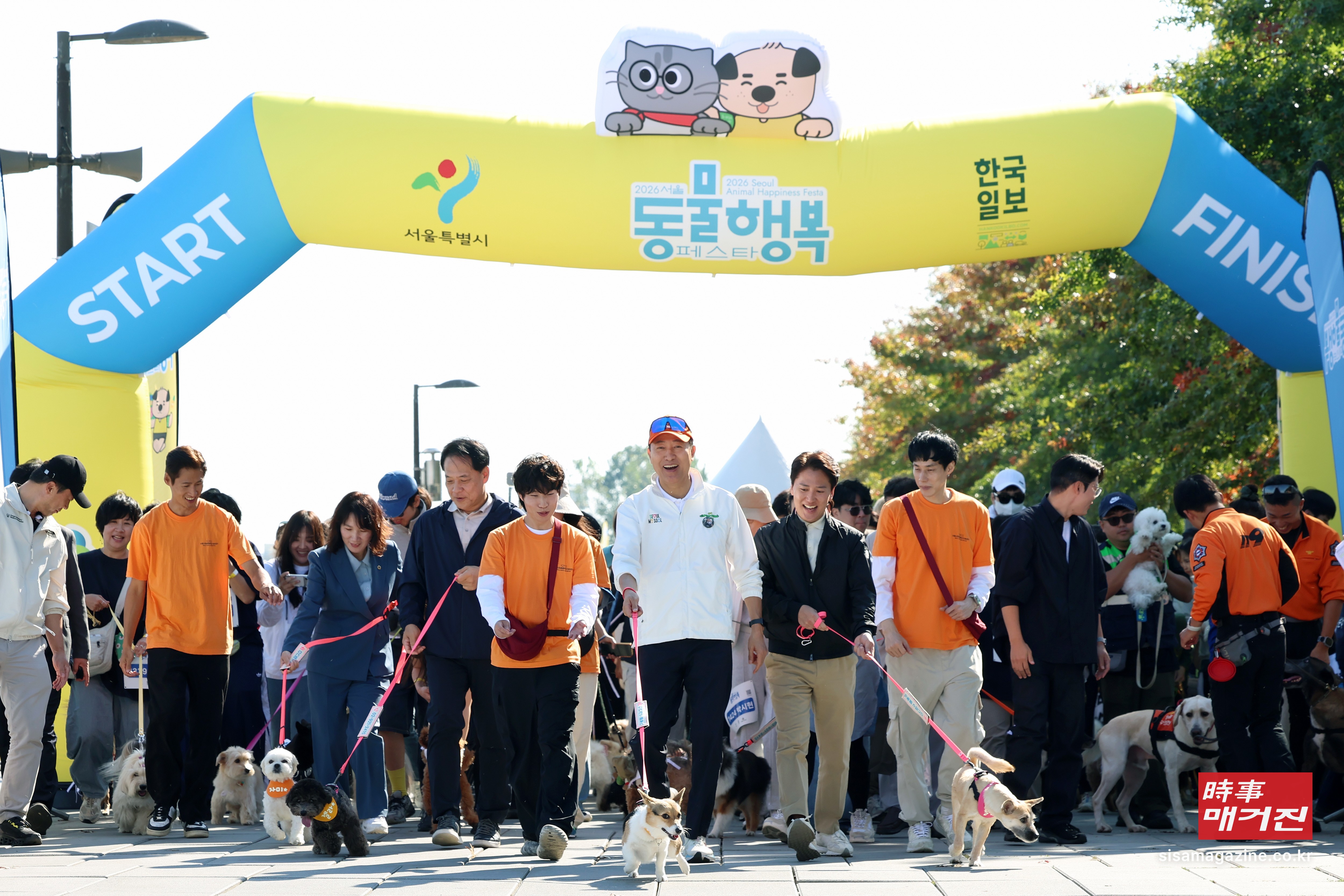 17일 오전 오세훈 서울시장이 여의도한강공원 물빛무대 앞 광장에서 열린 '제3회 서울 동물보호의 날 기념행사'에서 '동물행복런'에 참가한 반려견과 함께 걷고 있다.(사진_서울시)