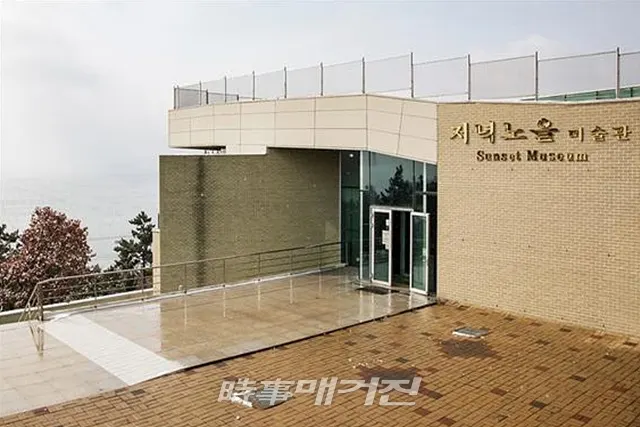 신안군에 따르면 주민의 문화 향유와 문화예술을 통한 지역 활성화를 위해 향후 5년간 1,000억 원의 사업비를 투입하여 섬 전역에 아트프로젝트를 추진한다. 사진은 압해도 저녁노을미술관이다.(사진_신안군청)