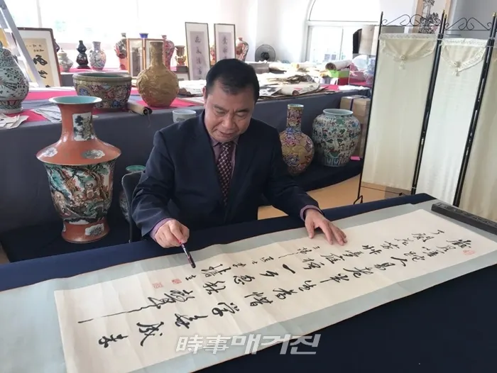 지난 36년 간 전남의 도시개발 행정과 문화재 업무 경험을 살려 권위 있는 고미술품 전문수집가로 활동해 오고 있는 광주행정법무연구원 민종기 원장.