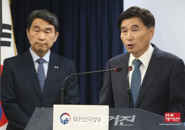 이주호 사회부총리 겸 교육부 장관과 국민의힘 교육위원회 간사 이태규 의원이 인터뷰를 하고 있다. (사진_뉴시스)