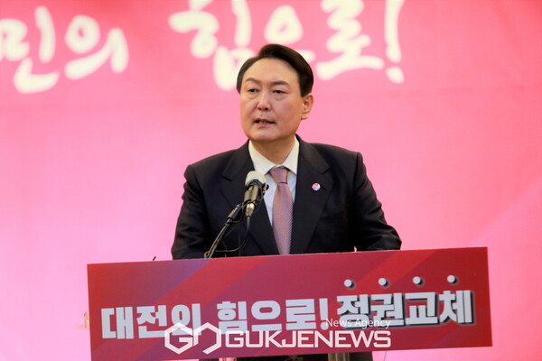 윤석열 국민의힘 대선 후보가 21일 충남 천안시 아우내실내체육관에서 열린 충남 선거대책위원회 필승결의대회에서 연설을 하고 있다.(사진제공/국제뉴스)