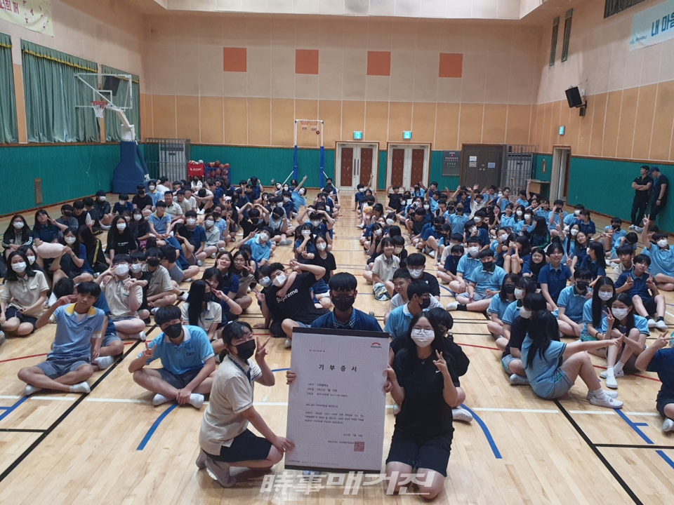 울산 북구 이화중학교는 최근 희망브릿지 전국재해구호협회에 수해 이웃돕기 성금으로 95만 원을 전달하고 단체 기념촬영을 하고 있다.(사진_울산교육청)