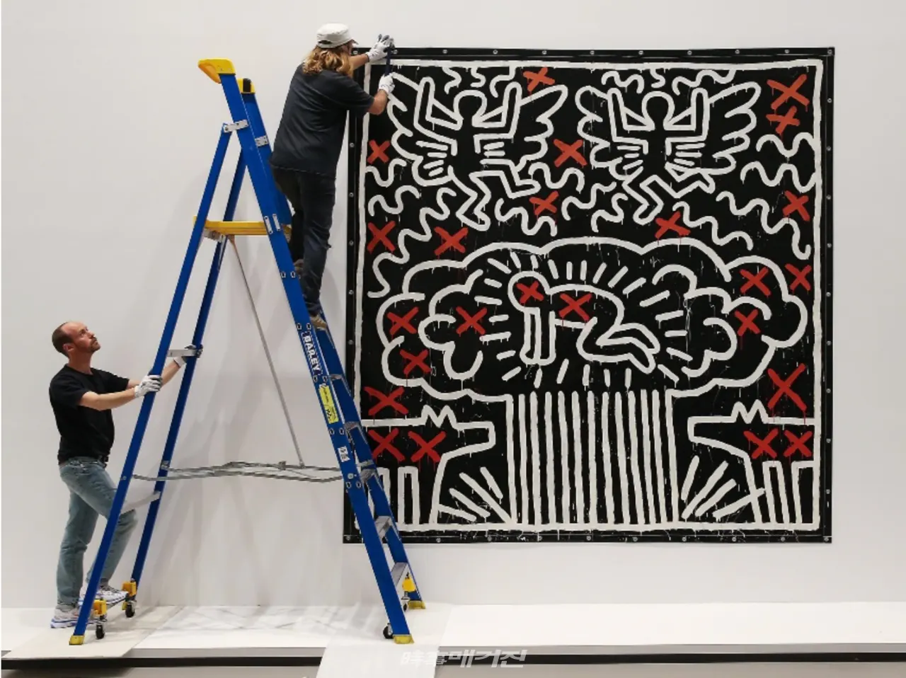 키스 해링(Keith Haring, 1958-1990) 작품 설치 전경. © The Keith Haring Foundation, Keith Haring (사진출처=피카프로젝트) 최고운 큐레이터= 그림 가운데 보이는 것이 “빛나는 아기(Radiant Child)”이다. 힘없는 인간이나 기어가는 형태의 아기를 나타냈다기보다는 가장 순수하고, 긍정적인 인간의 존재, 젊음, 에너지와 능력을 나타낸다. 정감 가는 도상으로 도시인들의 감수성을 달래주었다.