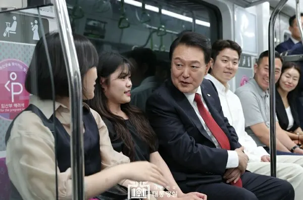 윤석열 대통령이 30일 '대곡-소사 복선전철 개통 기념식'에 참석하기 전 부천 원종역에서 고양 대곡역 구간까지 전동차를 시승하며 시민들과 대화하고 있다.(사진_대통령실)
