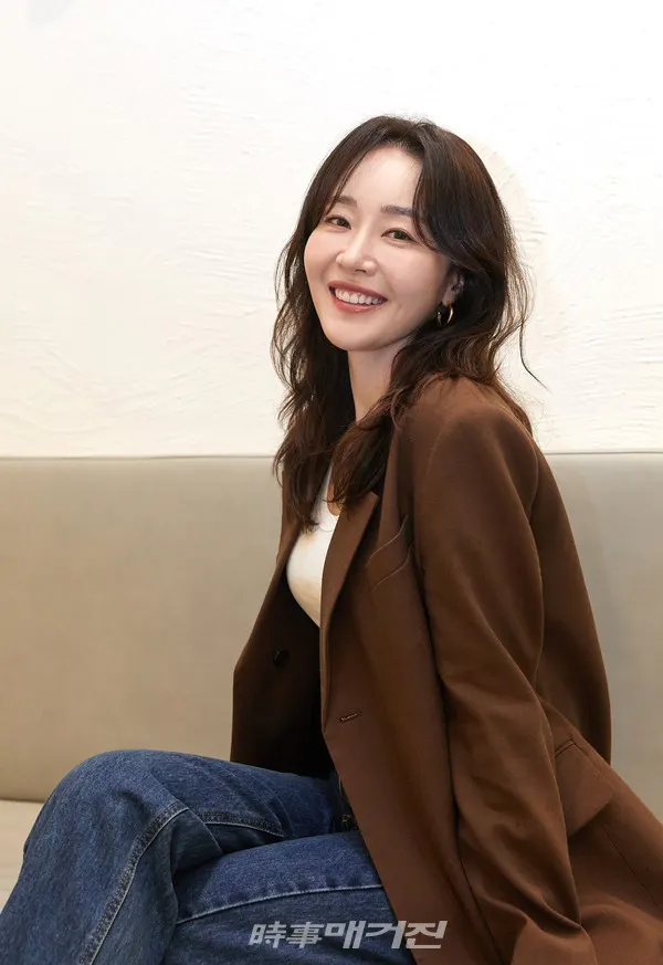 배우 엄지원이 해맑게 웃으며 포즈를 취하고 있다.