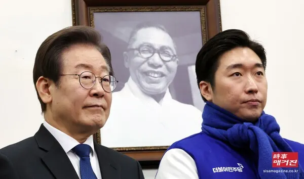 이재명 더불어민주당 대표가 17일 오전 서울 여의도 국회에서 열린 인재환영식에서 김용만 대한민국임시정부기념사업회 이사와 함께 김구 선생 사진 제막식을 마친 후 기념촬영을 하고 있다.(사진_뉴시스)