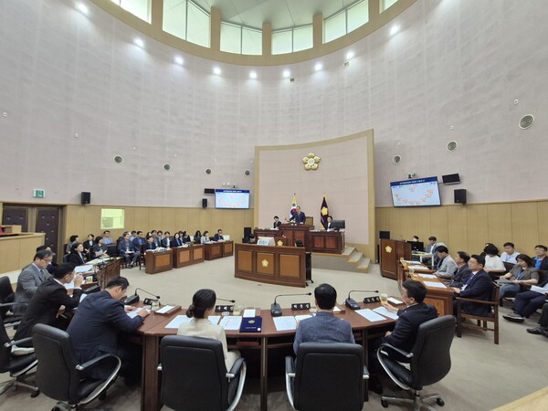 7일 기장군의회가 본회의장에서 제298회 정례회 제1차 본회의를 열고 2025회계연도 결산과 2026년도 제3회 추가경정예산안 등 주요 안건을 심의하고 있다.(사진_기장군의회)