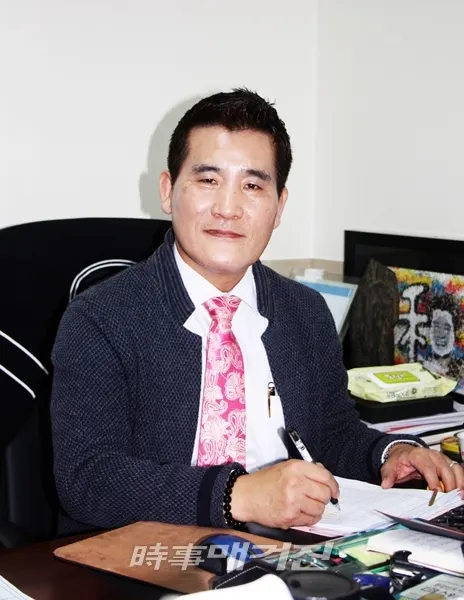 미래에 대한 의망을 주는 회사가 바로 탄탄코리아라고 말하는 이환석 대표는 과거의 경험과 현재의 현실과 미래의 희망을 탄탄코리아와 함께 내일의 삶을 바꿔 보기 바란다고 말했다. (사진_신혜영 기자)
