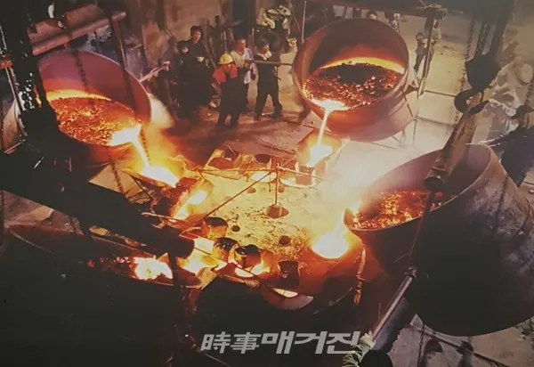 전통을 복원해 현대에 재현하는 주철 과정을 보여준다.