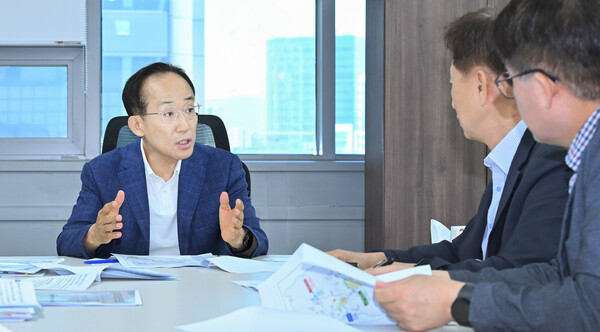 추경호 대구시장 당선인이 대구시 조직과 예산 현황 등에 대한 업무보고를 받고 있다.(사진_민선 9기 대구시장직 인수위원회)
