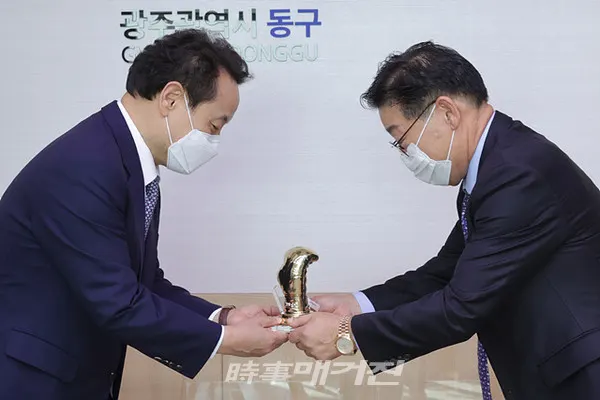 광주광역시 임택 동구청장이 “23일 한국실업복싱협회(회장 김영기)로부터 감사패를 받았다”고 밝혔다.(사진_광주광역시 동구청)