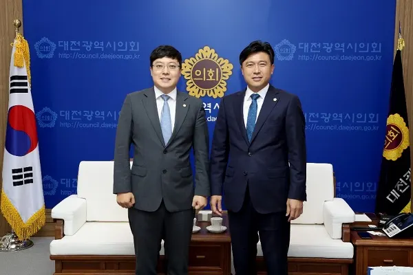 기념촬영 모습(좌측 이관수 의장, 우측 김종천 의장)