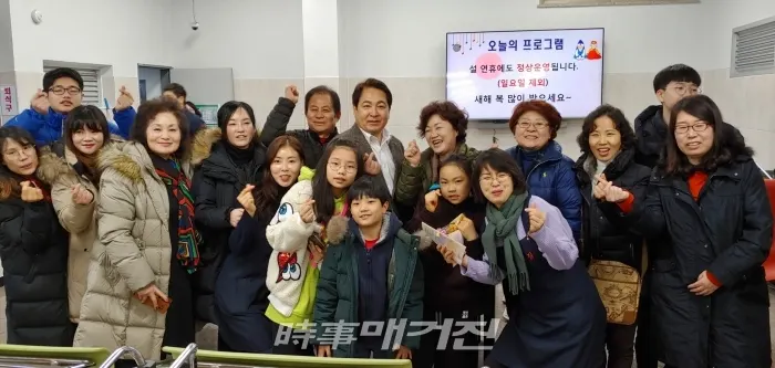 '안나의 집' 자원봉사자들과 기념촬영을 하고 있는 심재철 의원(사진_심재철 의원실)