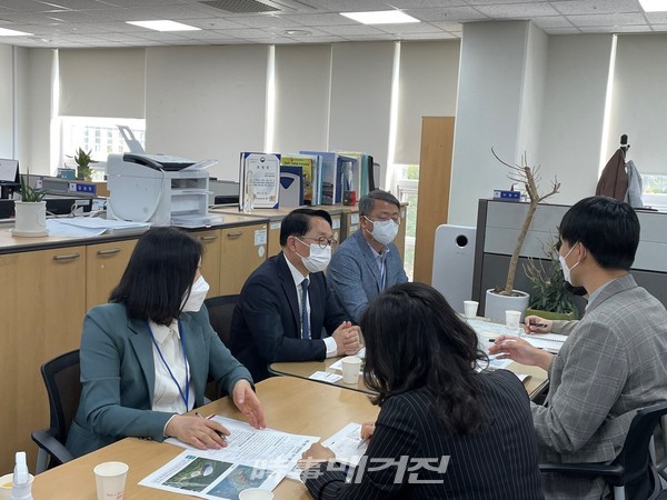 김경호 광양시 부시장이 지난 19일 정부세종청사를 방문해 이재영 행정안전부 차관을 면담하는 등 지역 현안사업에 대한 국비 지원을 요청했다.