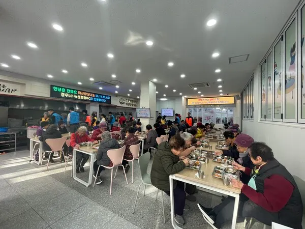 뉴센트럴로터리클럽·부산정우라이온스클럽, 사랑의 나눔밥상 봉사장면.(사진_뉴센트럴로터리클럽)