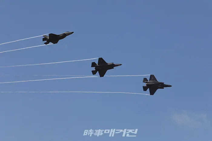 '서울 ADEX 2019‘에서 F-35A가 개막 축하 비행을 하고 있다. / 시사매거진=김형석 기자