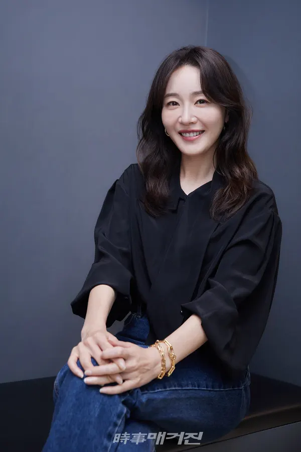 배우 엄지원이 포즈를 취하고 있다.