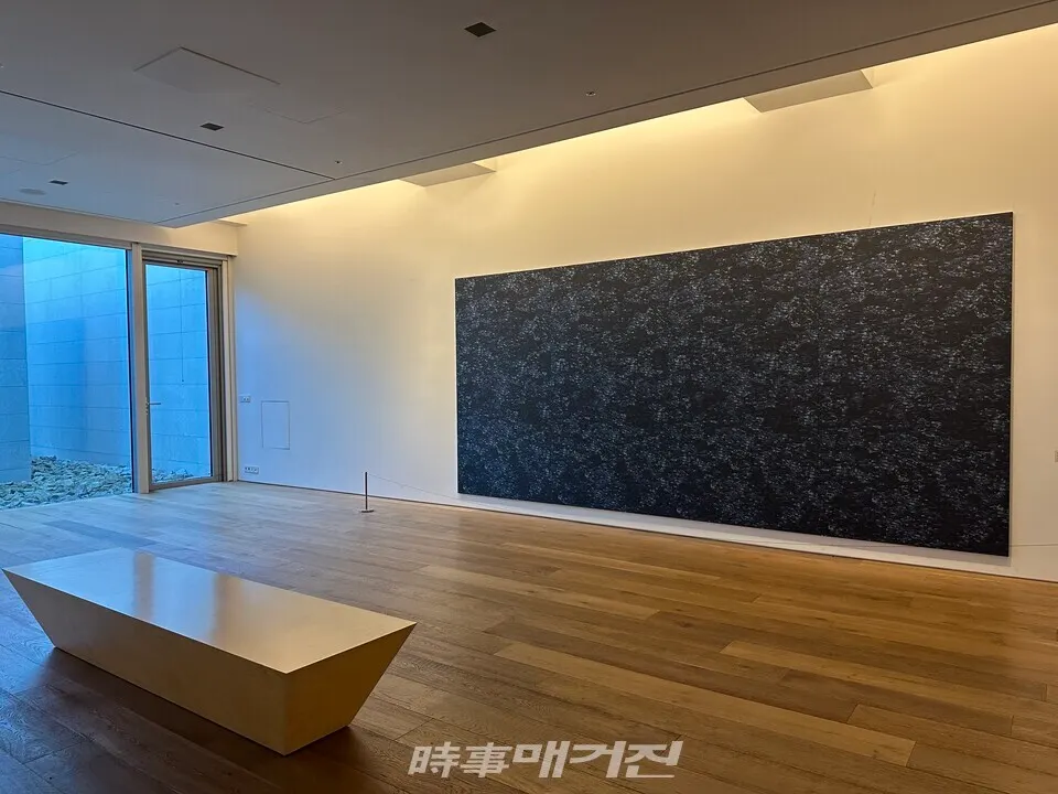 윤여선_IN BETWEEN 경계 사이_225×120cm(x4)_Luxteel digital printing 2022(사진_해든뮤지움)