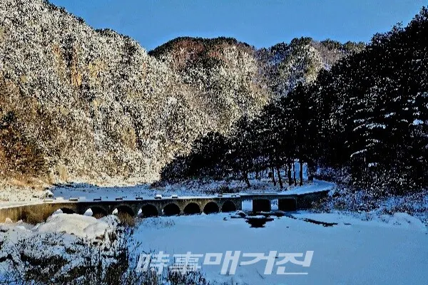 산자분수령, 강은 산을 넘지 못하고 산은 강을 건너지 않는다. 그래서 강은 산의 경계가 되고 산은 강의 길을 만든다.(사진_류행)