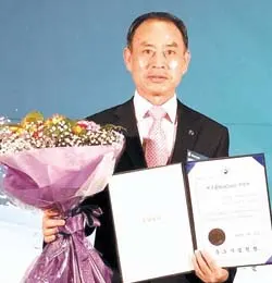 ▲ 윤병길 교장은 “산학연계 맞춤형 인재와 서비스 맞춤형 전문인 양성에 힘을 써 대한민국 최고의 명품 비즈쿨 학교로 만들겠다”는 포부를 밝혔다.
