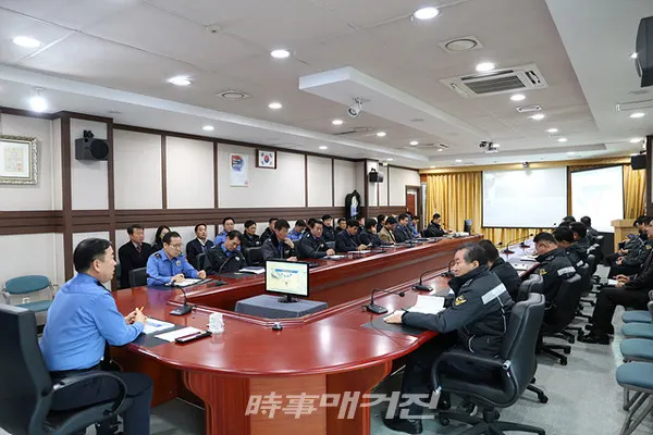 목포해양경찰서는 20일 오후 1시 3층 회의실에서 정영진 서장을 비롯한 각 과․계장, 함․정장 등 30여명이 참석한 가운데 부서별 지난해 업무 성과와 문제점을 반성하고, 이를 토대로 개선사항을 도출하는 시간을 가졌다.(사진_목포해양경찰서)