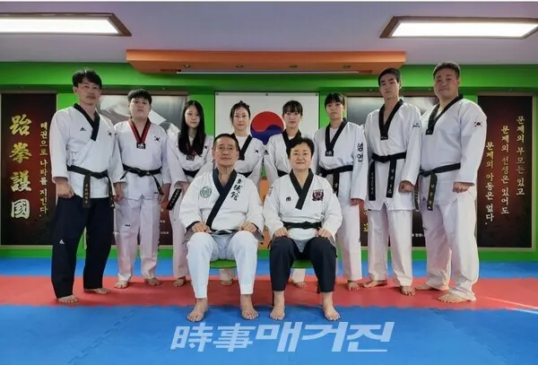 남목현 회장 가족들, 이들의 단증을 합하면 공인 49단이다.(사진_본인 제공)
