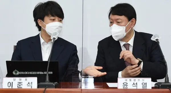 이준석 국민의힘 대표와 윤석열 국민의힘 대선 후보가 8일 서울 여의도 국회에서 열린 최고위원회의에서 대화하고 있다.(사진_국회사진기자단)