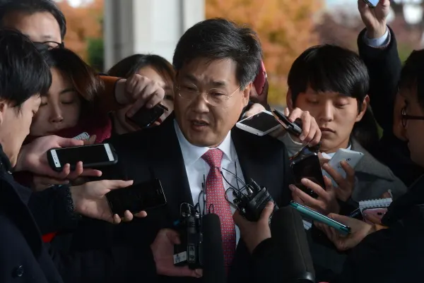 ▲ 남북정상회담 회의록 유출 의혹을 받고 있는 정문헌 새누리당 의원이 19일 오후 서초구 서울중앙지방검찰청에 출석하기 전 취재진의 질문에 답하고 있다.