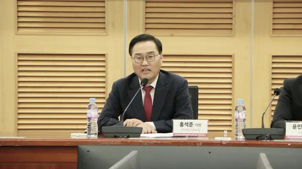 홍석준 국민의힘 의원이 지난 11일 국회 의원회관에서 개최된 '선거개입 해외댓글공작 대책 방안 정책간담회'에서 발언하고 있다.(사진_홍석준 의원실)