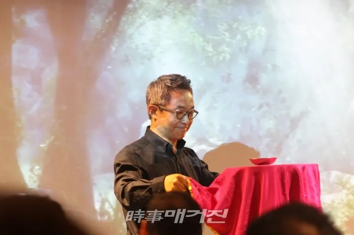 5일 서울 강남구에서 개최된 '면역이 답이다' 출판기념회에서 마술을 선보이고 있는 한동하 한의학 박사(사진_박희윤 기자)