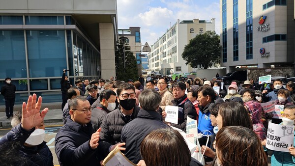 시청 북문앞 직원들과 집회 참가자들이 뒤엉켜 있다.(사진_이은하 기자)