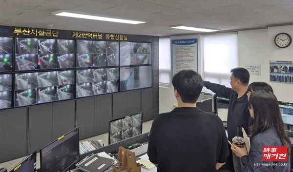 부산시설공단 직원들이 제2만덕터널 종합상황실에서 실시간 폐쇄회로(CC)TV 화면을 살펴보며 터널 내 교통 상황과 안전관리 업무를 공유하고 있다.(사진_부산시설공단)