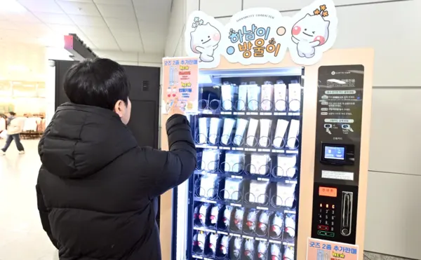 하남시의 대표 캐릭터인 ‘하남이’와 ‘방울이’가 지하철역에 캐릭터 굿즈 자판기를 설치하고 운영을 시작했다. (사진_하남시)