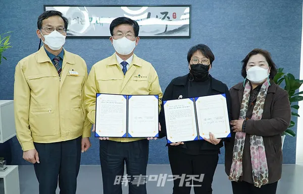 나주시는 “(사)나주여성농업인종합지원센터와 농촌마을의 열악한 보육 여건 개선을 위해  지난 23일 취약가정 영·유아를 위한 ‘찾아가는 이동놀이교실’ 업무 위탁 협약을 체결했다”고 24일 밝혔다.(사진_나주시청)