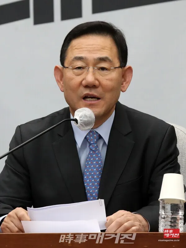 주호영 국민의힘 원내대표가 지난달 29일 오전 서울 여의도 국회에서 열린 원내대책회의에서 발언하고 있다. 주 원내대표는 이날 “복합위기 상황에서 파업이 장기화하면 우리 경제는 회복이 불가능한 심각한 타격을 받고 민생은 파탄 날 것”이라며 “민노총이 불법·탈법을 저질러도 처벌을 안 받는 시대는 지났다. 정부가 적절하게 타협하고 넘어가는 악순환을 되풀이하지 않길 바란다”고 말했다.(사진_뉴시스)