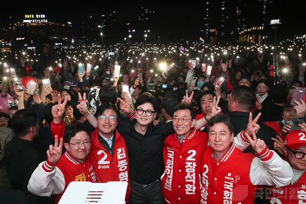 한동훈 국민의힘 비상대책위원장 겸 총괄선거대책위원장은 지난 3일 경기도 고양시에 위치한 일산호수공원에서 한창섭 고양시(갑), 장석환 고양시(을), 김종혁 고양시(병), 김용태 고양시(정) 후보자들과 함께 합동유세를 펼쳤다.(사진_국민의힘)
