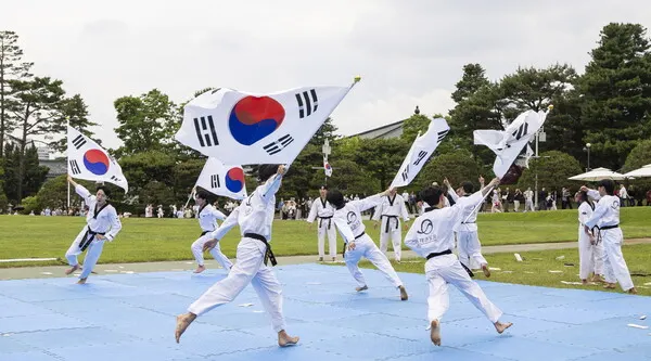 청와대 정원에서 태극기를 휘날리며 공연하고 있는 태권도진흥재단 시범단(사진_태권도진흥재단)