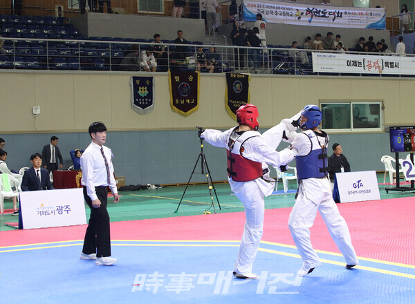 제 28회 광주5.18 민주화운동기념 시장기 전국태권도대회 남자 고등부 경기 장면 주심 이풍훈 대한태권도협회 상임심판(사진_정연수 기자)