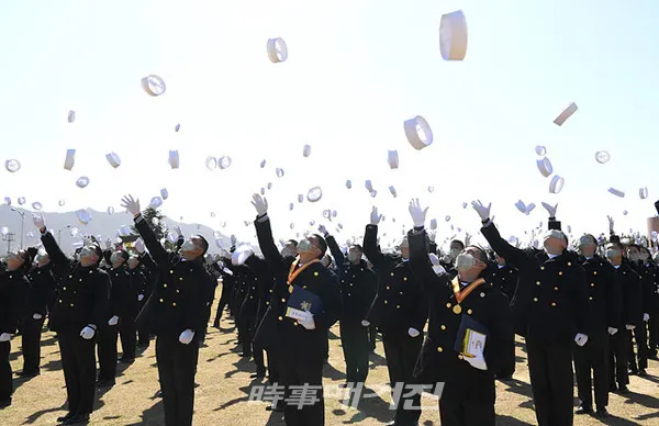 해군교육사령부는 20일(금) 코로나19의 지역사회 확산방지와 군내 유입차단을 위해 가족·지인 등 외부인 초청 없이 자체행사로 ‘제664기 해군병 수료식’을 거행했다.사진은 해군교육사령부 연병장에서 실시한 '제664기 해군병 수료식'에서 해군병 664기가 수료를 기념하며 정모를 던지고 있다. (사진_해군교육사령부)